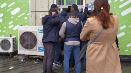 Bakıda camaata pul paylayan aparatın sahibi bu şəxsdir - FOTO