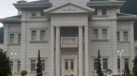 Dəbdəbəli villaları ilə gündəmə gələn məmurlar