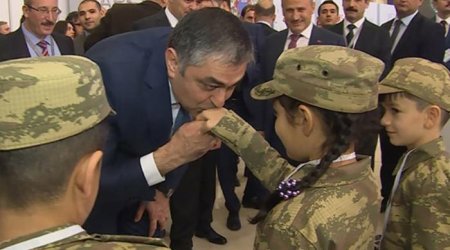 Nazir şəhid övladlarının əllərindən öpdü - VİDEO