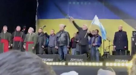 Poroşenkonu Maydanda yumurta atəşinə tutdular, arvadına dəydi - VİDEO