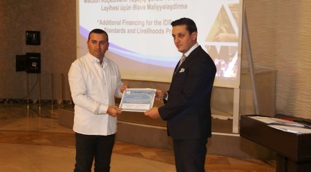 Məcburi köçkün gənclər kiçik sahibkarlıq fəaliyyətinə başlamaq üçün avadanlıqlarla təmin edilib