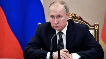 Putin altı nəfərin müşayiəti ilə tualetə getdi - VİDEO