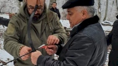 İcra başçısı turistlərlə qartopu oynadı, ox atdı – VİDEO