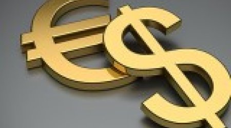 Доллар стабилен относительно евро, дешевеет к иене