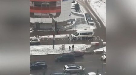 Üç nəfər hamının gözü önündə kişini vəhşicəsinə döydü - VİDEO