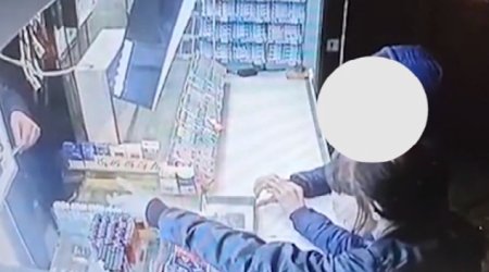Bakıda qadın tapdığı pulqabını qaytarmaq istədi, pulu görüb fikrini dəyişdi - VİDEO