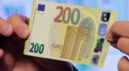 В Баку мужчина купил мобильный телефон за 600 фальшивых манатов