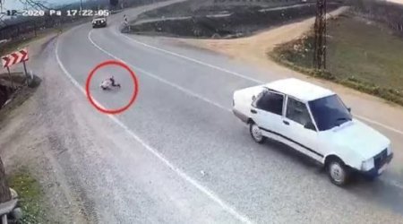 Balaca qız hərəkətdə olan maşından yola düşdü — ANBAAN VİDEO