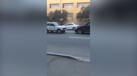 Bakıda “Niva” sürücü qayda pozan şəxsi belə “cəzalandırdı” - VİDEO