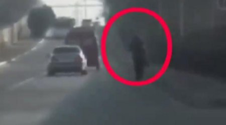 Suraxanıda avtomobil yolunun kənarında dayanan qadın saxlanılıb - VİDEO