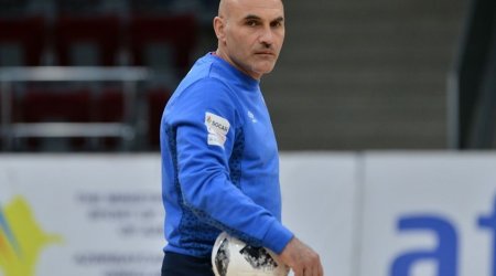 Azərbaycan millisinin baş məşqçisi öz oyunçularını təhqir etdiyi üçün cəzalandı