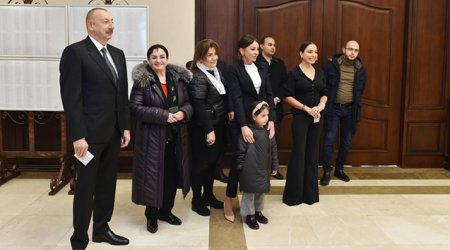 Prezident ailəsi ilə birgə belə səs verdi - Fotolar