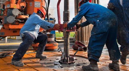 Азербайджанская нефть подешевела на доллар