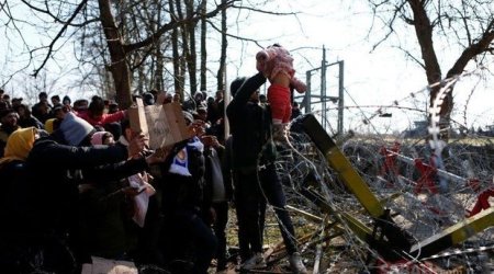 Sərhədə yığılan qaçqınlar Yunanıstana keçdilər - FOTO