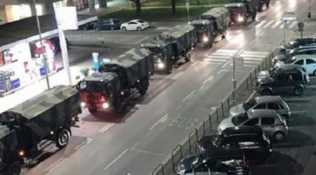 Cəsədlərlə dolu hərbi maşınlar ard-arda düzülüb: Dünyanı dəhşətə gətirən görüntülər (VİDEO)