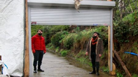Kəndlilər virusdan qorunmaq üçün kəndin girişinə qapı qoydular - Video