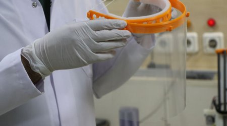 Azərbaycanda həkimləri koronavirusdan qorumaq üçün “üz sipəri”nin istehsalına başlanıldı