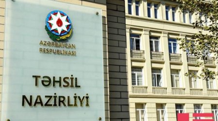 Bakıda bir sıra tələbə Təhsil Nazirliyinin qarşısında aksiya keçirməyə cəhd edib- CANLI VİDEO