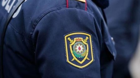 Bakıda polis vətəndaşı blokda tütüb apardı - VİDEO