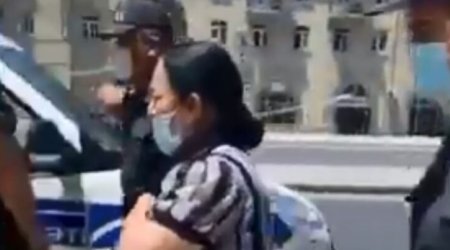 Bakıda icazəsiz çölə çıxan qadına polis kömək etdi – VİDEO