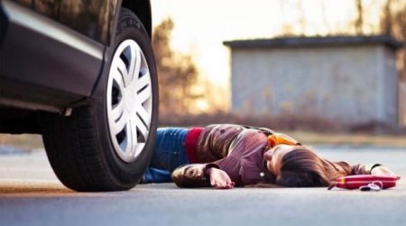 Bakıda anasının doğum gününə gedən qızı avtomobil vurub - FOTO