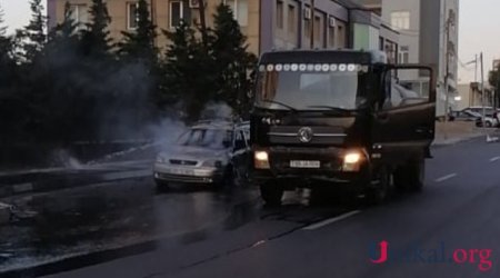 Xırdalanda hərəkətdə olan maşın yandı- FOTO