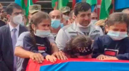 Şəhid olan atasını 3 övladı belə yola saldı- FOTOLAR