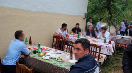 Əsgərlikdən qayıdan oğluna məclis quran ailə cərimələndi-FOTOLAR