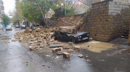 Bakıda leysan hasarı aşırdı, 3 maşın altında qaldı - VİDEO