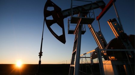 Нефть коррекционно дешевеет на ожиданиях по балансу рынка