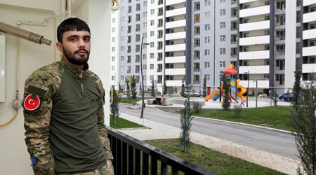 Vaqonda yaşayan qazimizə yeni evinin açarları verildi - Fotolar