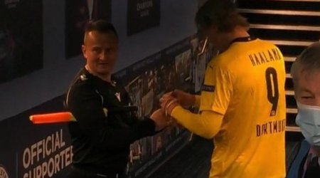 Арбитр взял у игрока 