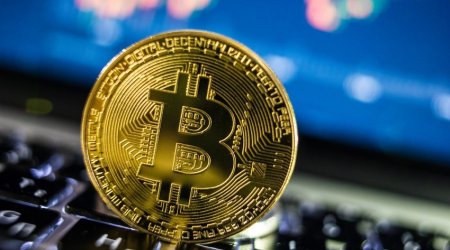 Биткойн подешевел более чем на 5%