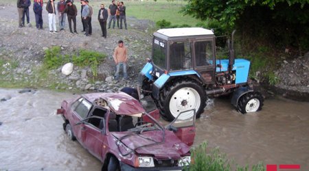 Maşın çaya düşdü, ölən və yaralananlar var - Foto