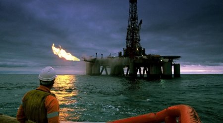 Нефть дешевеет на краткосрочных опасениях за спрос