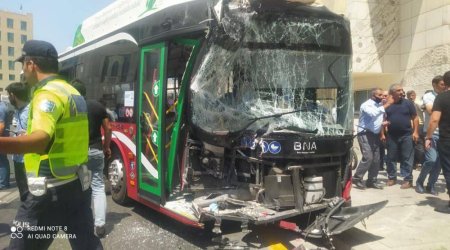 “BakuBus”un avtobusu ağır qəzaya düşdü - FOTO