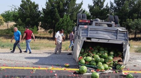 Yük daşıyan maşınlar toqquşdu, qarpızlar yola dağıldı