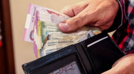 В Азербайджане среднемесячная заработная плата снизилась почти на 1%