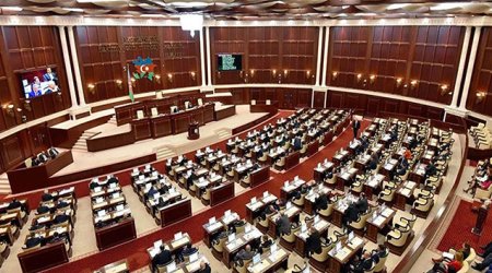 Milli Məclis polisi döyən deputata görə növbədənkənar toplanır