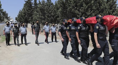 Vilayət Eyvazov vəfat edən polislə vida mərasimində - FOTO