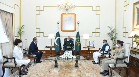 Azerbaijani ambassador presents his credentials to President of Pakistan