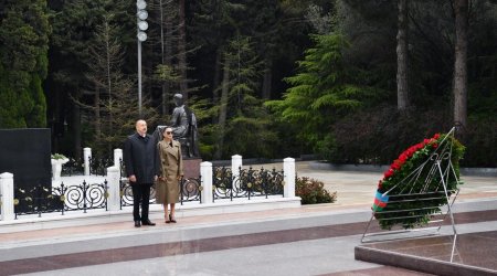 President Ilham Aliyev visits grave of national leader Heydar Aliyev