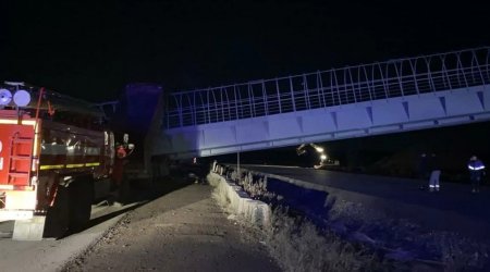 Qonşu ölkədə piyada keçidi uçub - VİDEO