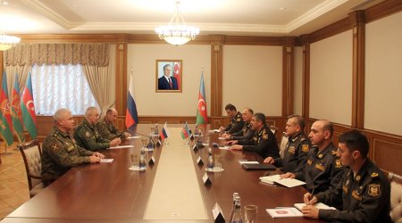 Azerbaijani defense minister meets commander of Russian peacekeeping forces