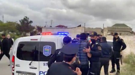 Bakıda AXCP üzləri  aksiya keçirdi - Jurnalistlər də saxlanıldı