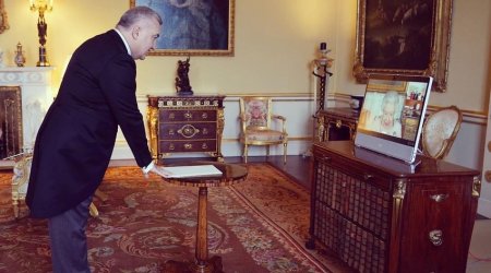 Azerbaijani envoy presents his credentials to UK Queen