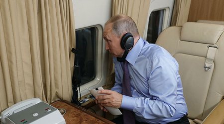 Putin yol gedərkən nə ilə məşğul olur?