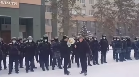 Qazaxıstanın bu şəhərində polis etirazçıların tərəfinə keçdi - Video