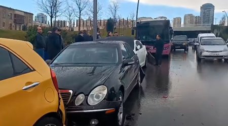 Bakıda avtobus maşınlara çırpıldı - Video