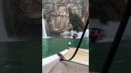 Turistlərin qayığı üzərinə qaya parçası düşdü, ölənlər var - Video